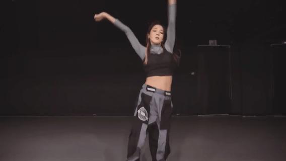 易烊千玺买权志龙同款鞋,易烊千玺助理权志龙鞋