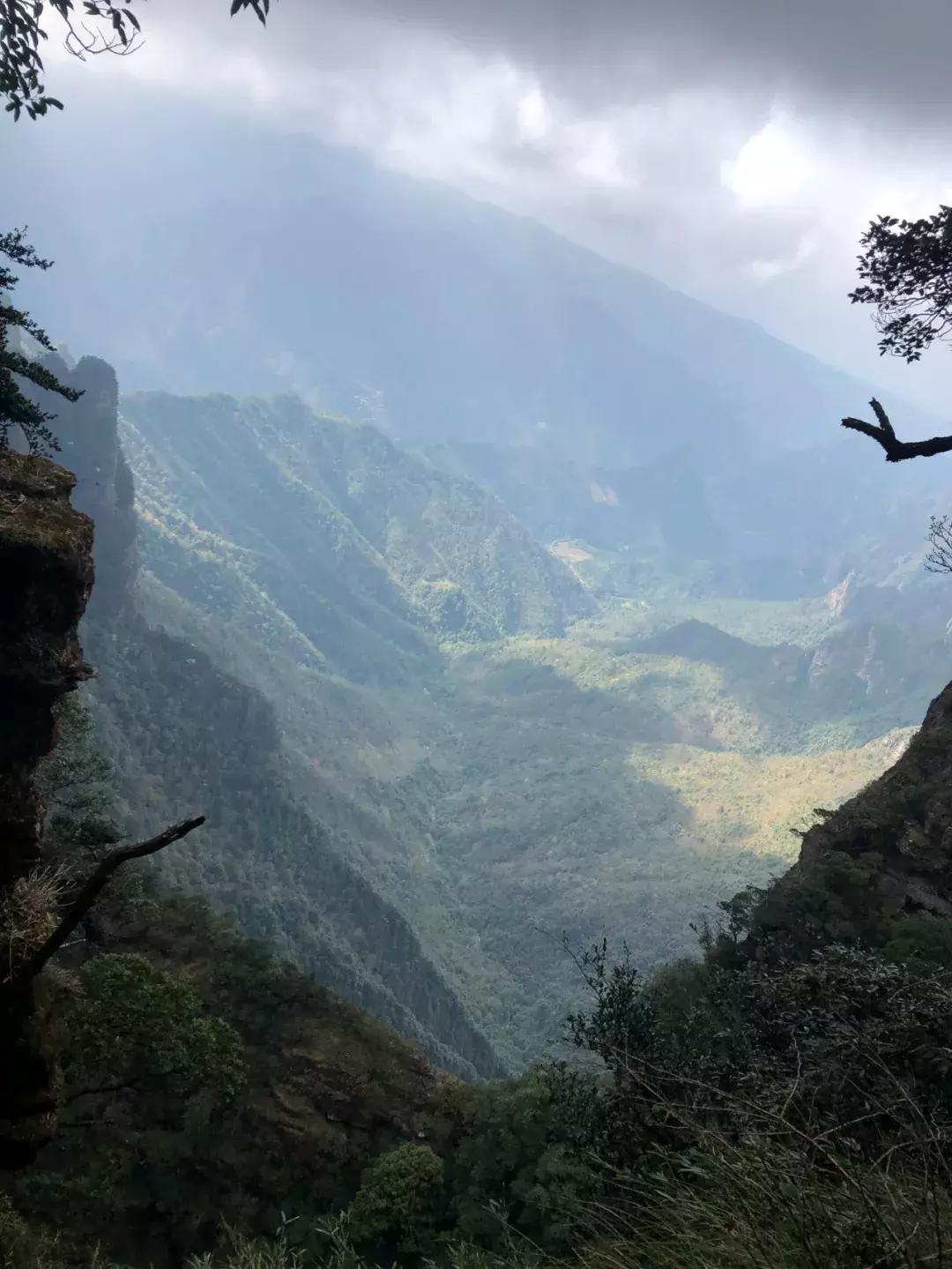 成都坐动车直达这片原始秘境！深幽峡谷、云海奇观、罕见古村…带你逃离夏天！