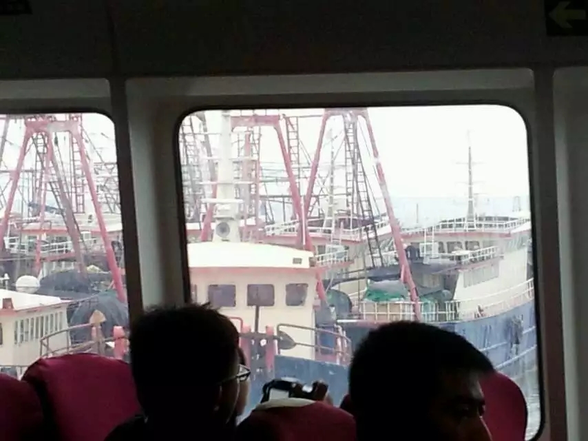 带着孙女去海边,奶奶带着小孙女在北海涠洲岛玩