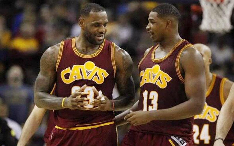 从豪华到岌岌可危不足一个月，冠军中锋拒绝报价或三原因加盟湖人