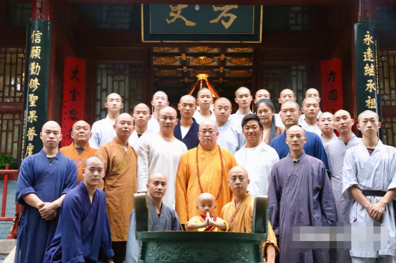 王宝强回归少林寺现场表演武功,王宝强重回少林寺练功场面