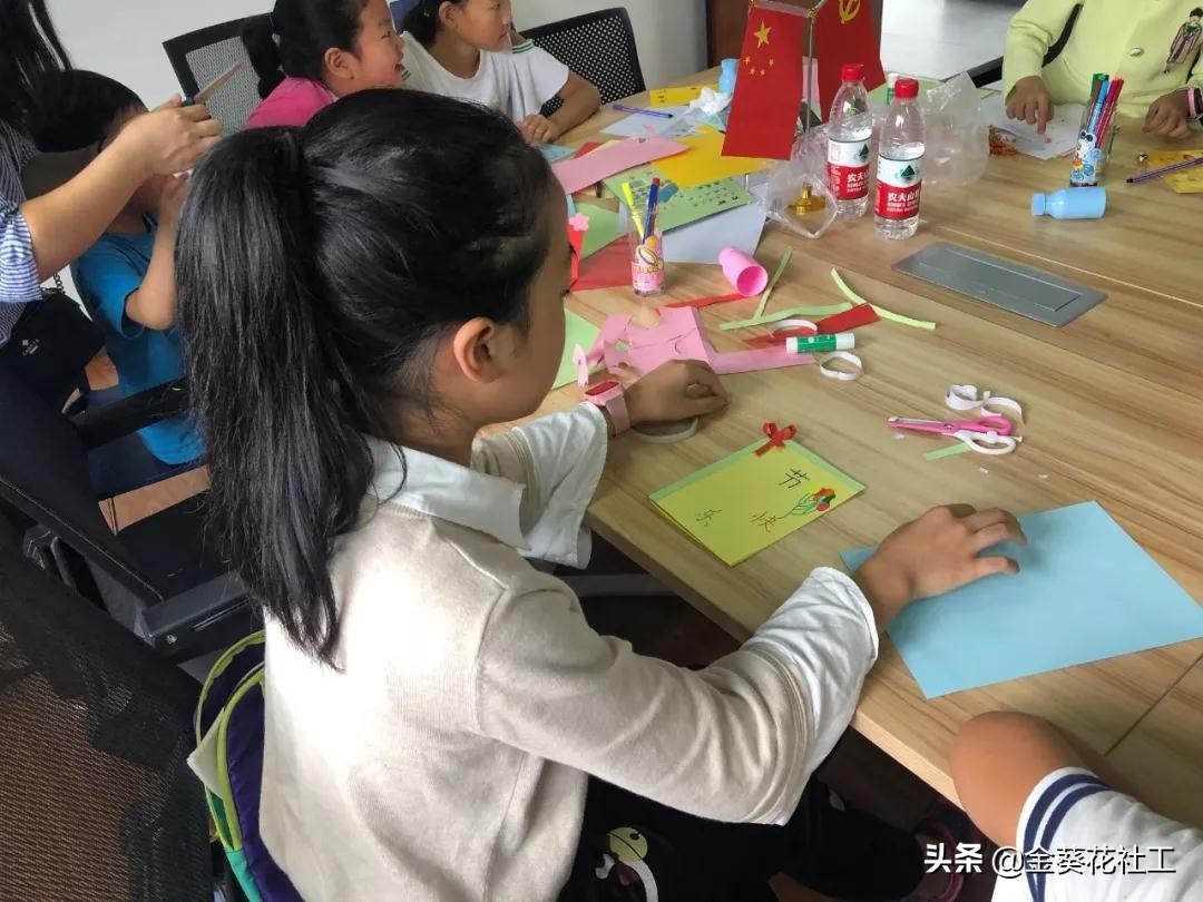 安康社区“少年军校”教师节贺卡制作活动