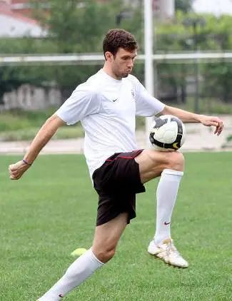 颠足球的正确姿势和动作,足球颠球技巧教学