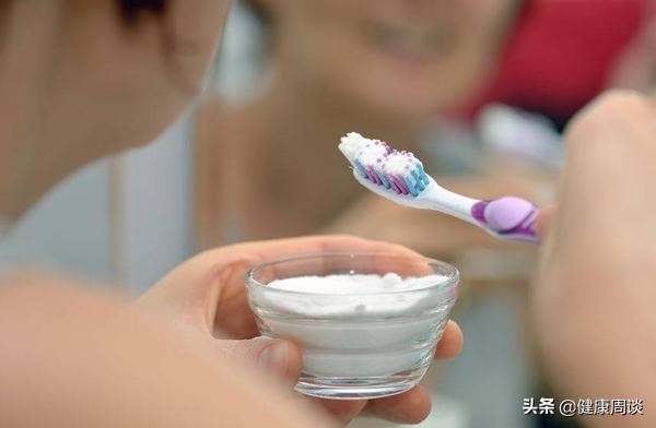 牙齿缝里有泥巴是怎么回事,牙齿缝里有黑渍怎么办