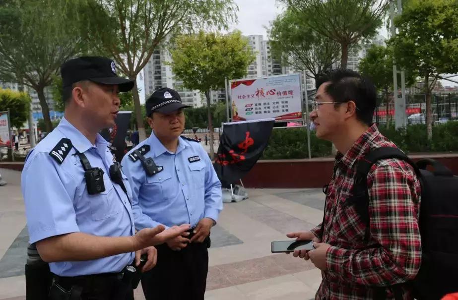 球场外警察,绿茵场上跳舞的安保人员