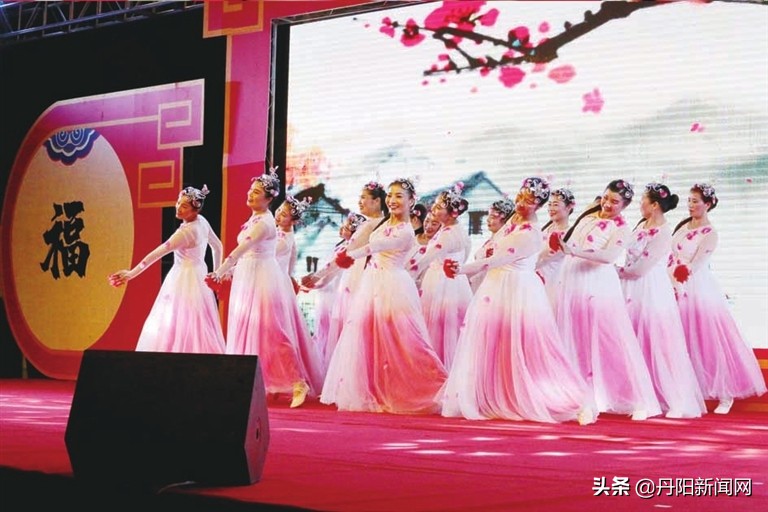 一方广场，盛满了居民的欢歌笑语