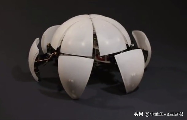 能踢球的智能机器人,能踢足球机器人