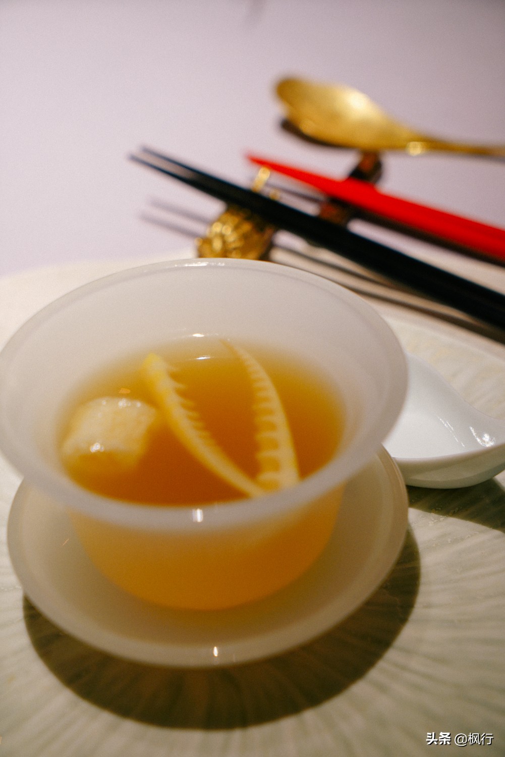 这家北京二环内的粤菜馆，装修获大奖，松板肉、乳鸽、罗氏虾惊艳