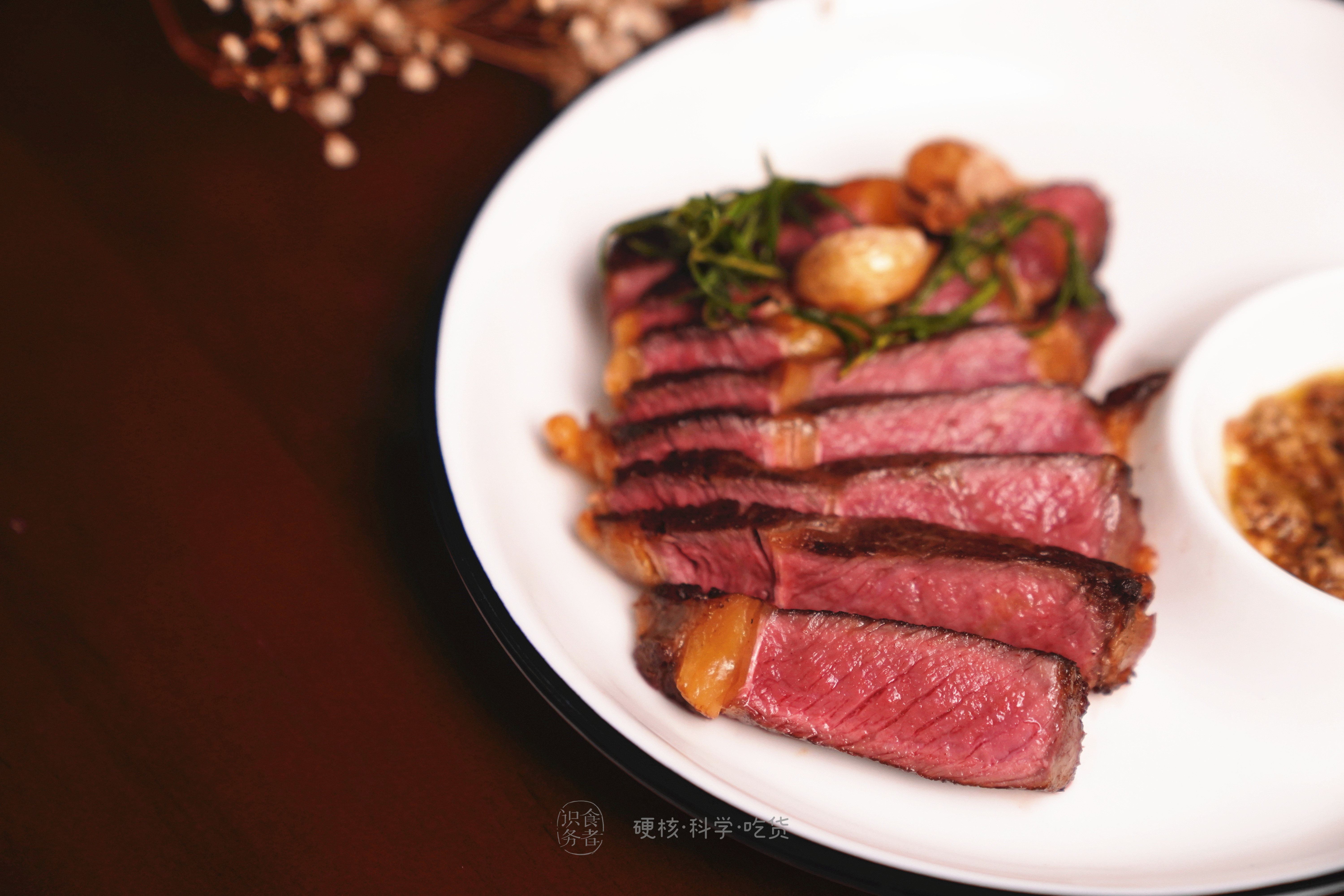 煎牛排爆油怎么办,煎牛排放黑胡椒容易糊吗