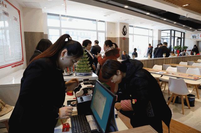 青岛社区助老食堂,青岛60岁老人自助餐半价的餐厅