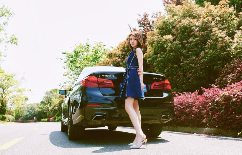 香车美女喜提爱车,香车美女提车