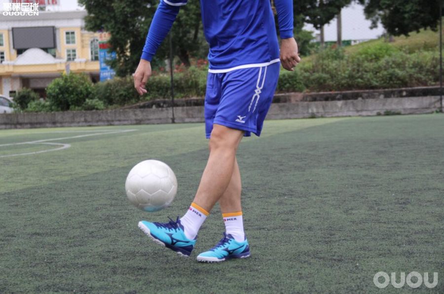 AGorTF你选谁？美津浓MoreliaNeoII两款足球鞋大横评