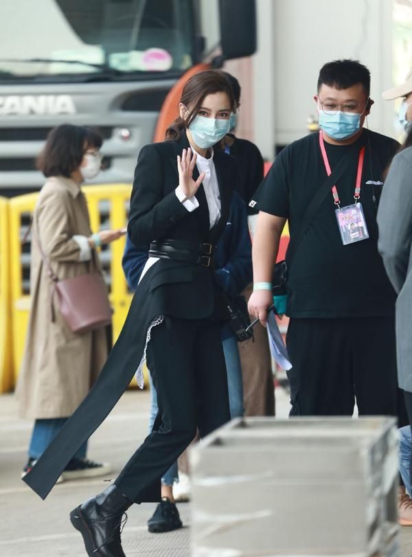 angelababy迪拜路透高定,angelababy黑色西装加腰带