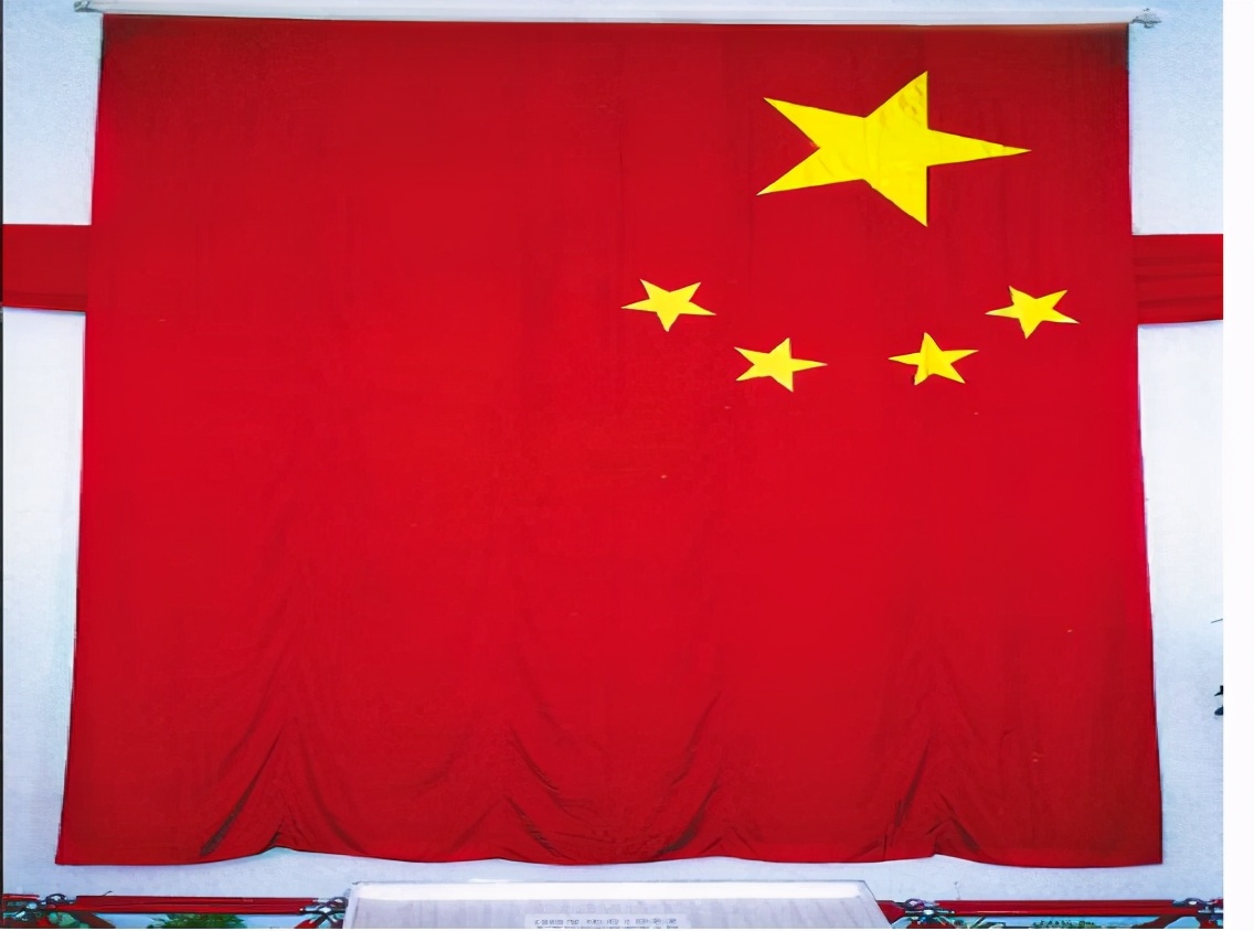 征集*旗国**时,仅仅15人支持五星红旗,3号作品达185人为何选了前者