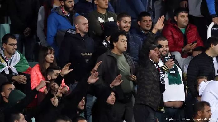 斯特林种族歧视原声,斯特林破门反击种族歧视好友