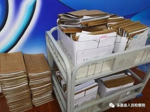 抢东西被撞一死一伤店主被抓,两人抢东西店主追赶车祸一死一伤