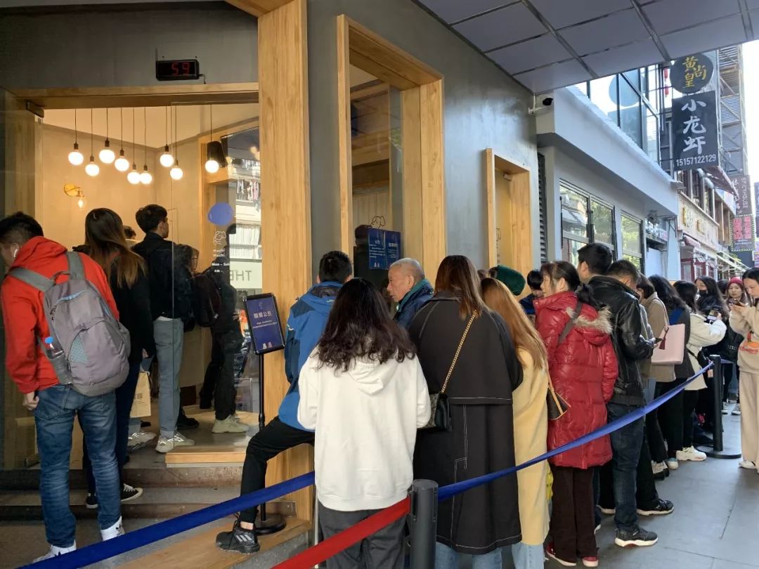 这款奶茶因为搭上周杰伦爆红,排队3小时限购1杯,二手也有人买?