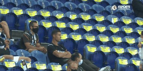 场下也耀眼!欧国联首场C罗未上场反成主角,香蕉没吃成还被说了