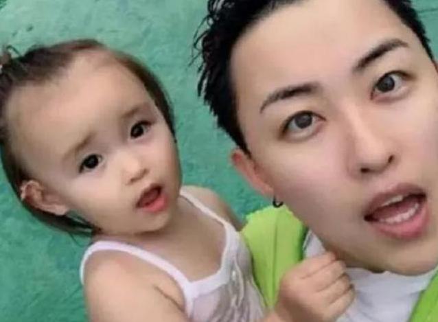 29岁女CEO砸50万买海外精子,生下5国混血女儿,3年后现状如何?