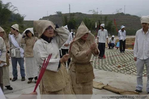 家人去世戴孝可以去别人家吗,城市老人过世可以不披麻戴孝吗