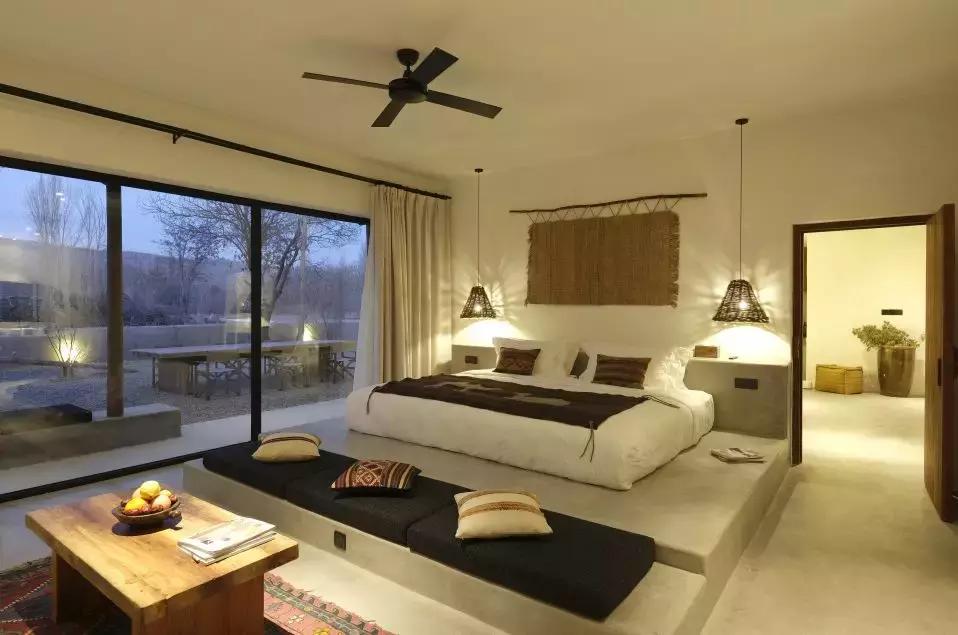 把泳池搬进沙漠,圈黄河做庭院,一个男人的西部世界,可以有多野