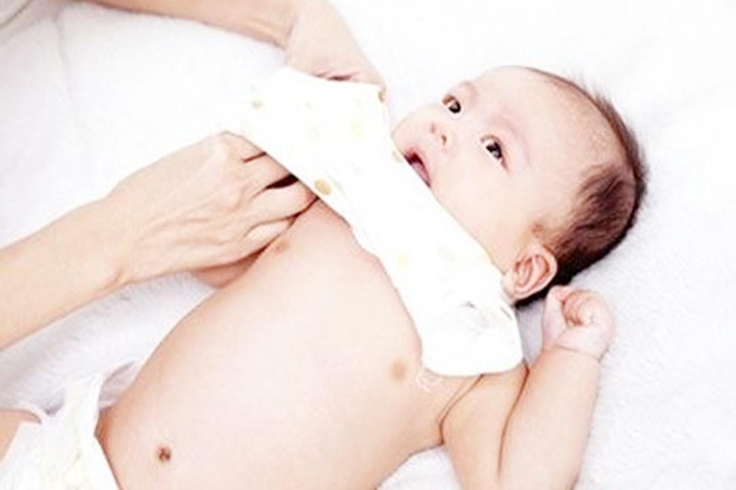 小孩发烧用温毛巾敷额头还是冷水,孩子发烧时可以用湿毛巾敷额头吗