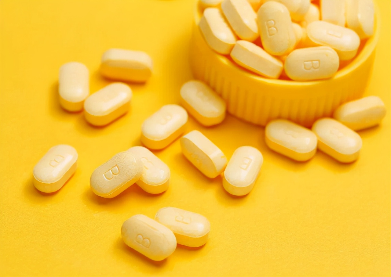 一名52岁的女性每天吃一片叶酸,45岁女性每天吃一粒叶酸的危害