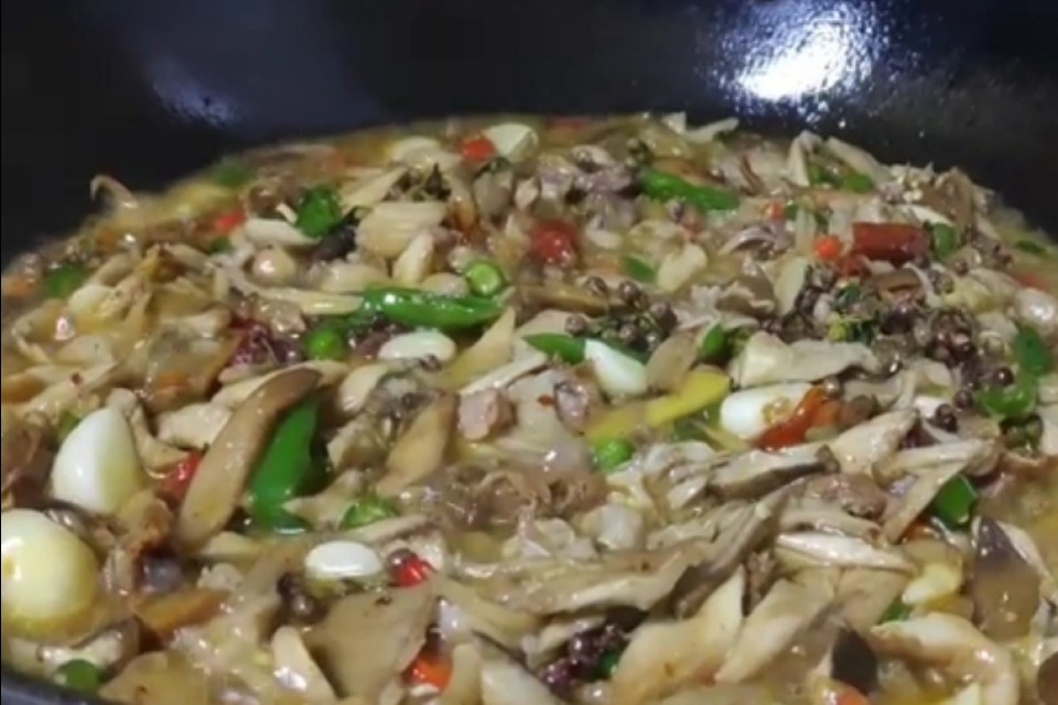 一道鸡肉菌炒牛肉,怎么会让一家三口“中毒”