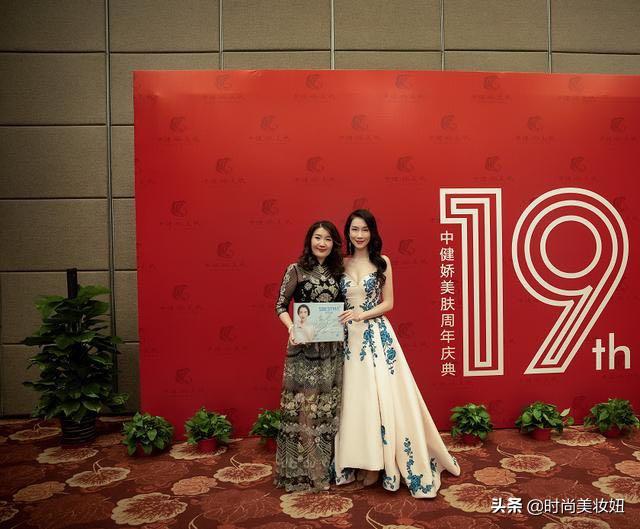 温峥嵘蓝色缎面刺绣抹胸裙,41岁温峥嵘惊艳美图