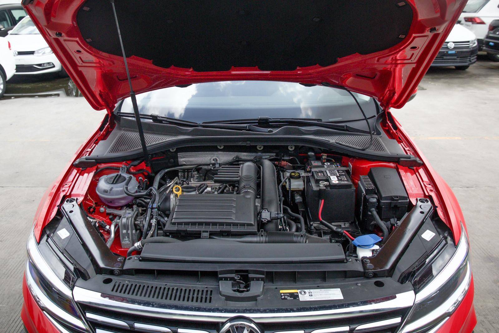 凌渡凭什么卖14万还畅销？带T油耗才5.5L，尾门竟暗示了高尔夫8