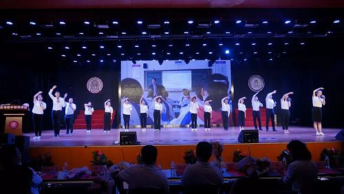 乡村小学生为老师庆祝教师节,小学生集体庆祝教师节