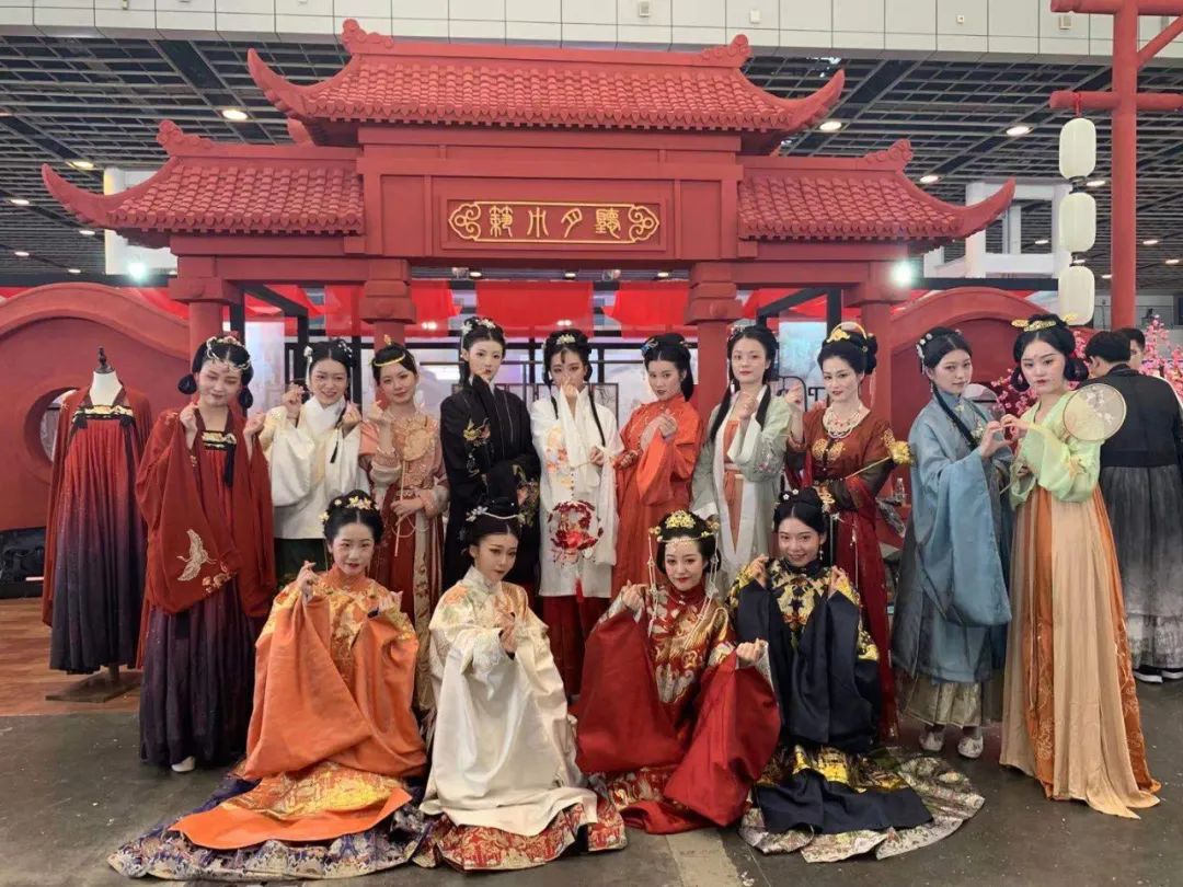 汉服一开始只是为了好看而穿,穿汉服复旧不复古