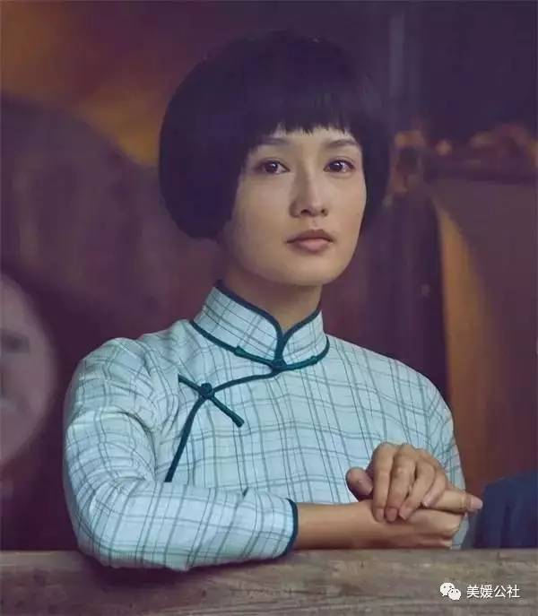 毛*东泽**敲响了“板仓杨寓”大门，一个圆脸大眼睛的少女出现在眼前