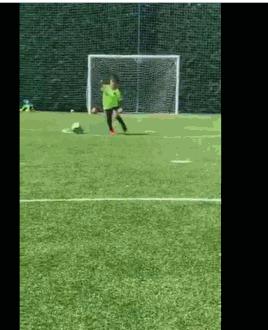 梅西接班人不愁了！二儿子复刻经典一幕萌版长途奔袭+世界波