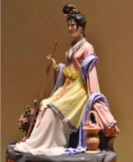 在国内是路人甲的白瓷，为什么出国后秒变白富美？