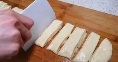 油条膨松剂炸油条能放鸡蛋吗,炸油条为了蓬松酥脆要加什么