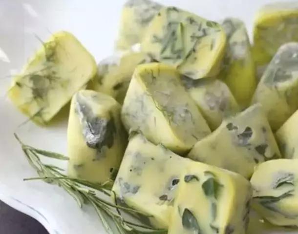 绿色冰块吃起来嘎嘣脆清凉解暑,冰块解暑神器