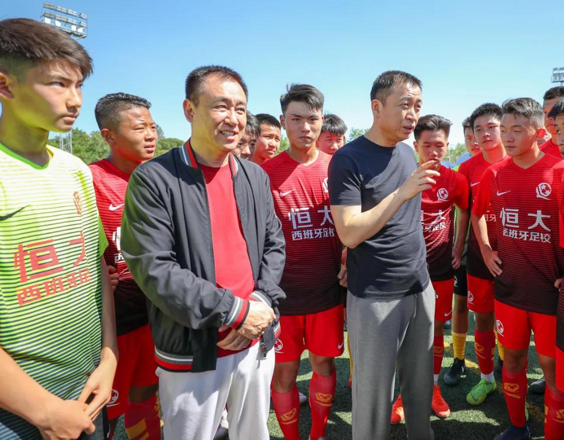 许家印马德里探班青训小球员,许家印讲恒大足球目标