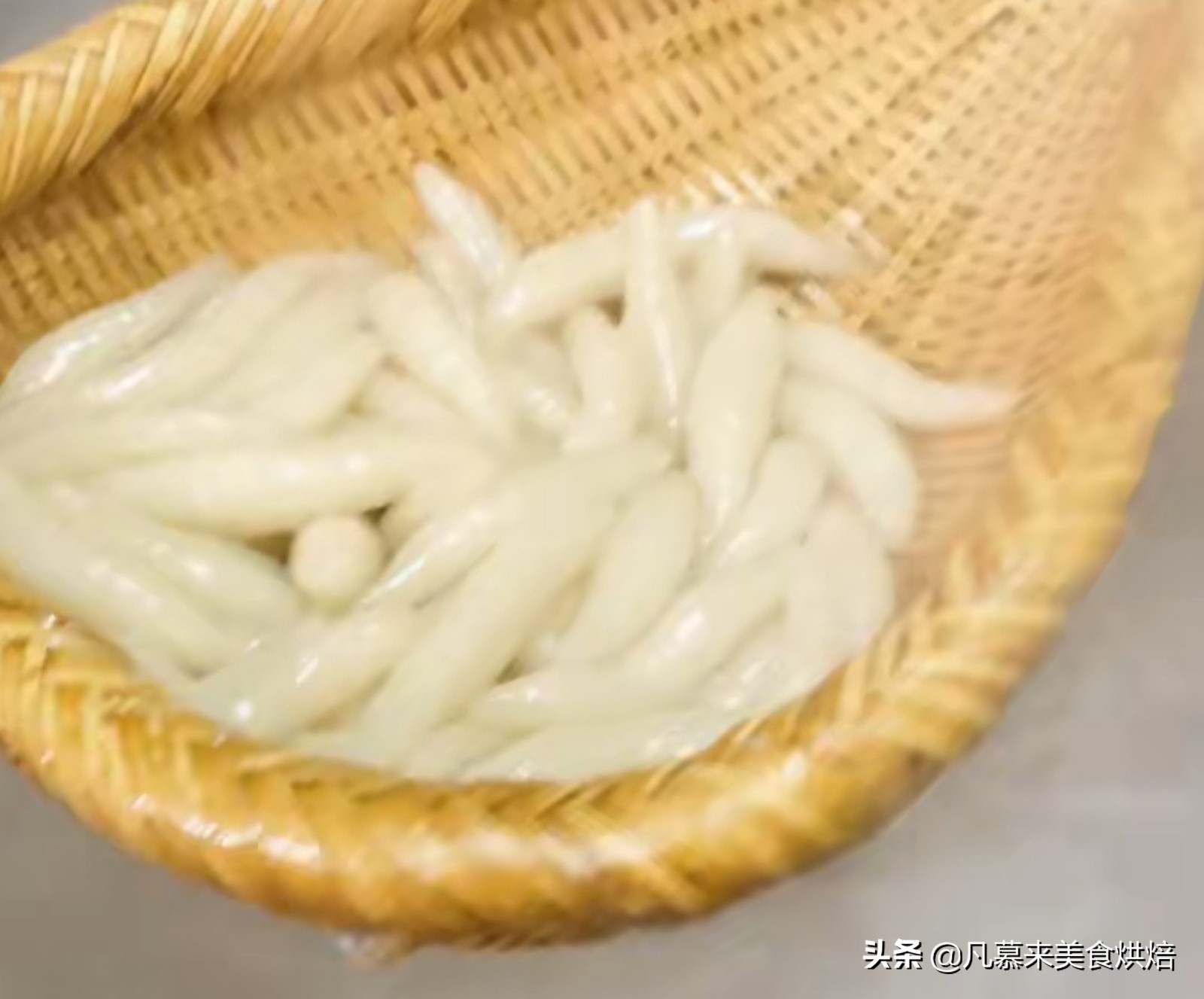 砍回养活了全球6亿人的木薯，做成一道快失传的美食“木薯粉虫”