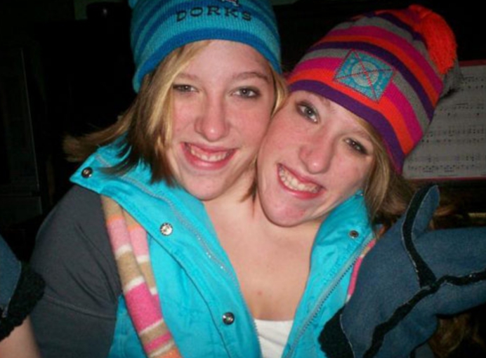 美国双头蛇同时吞下2只老鼠,双头蛇进食老鼠