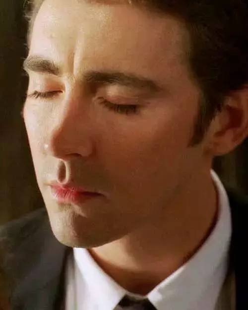 7年前惊艳世界的精灵王,如今在开拖拉机,“大王您养鸡都美”