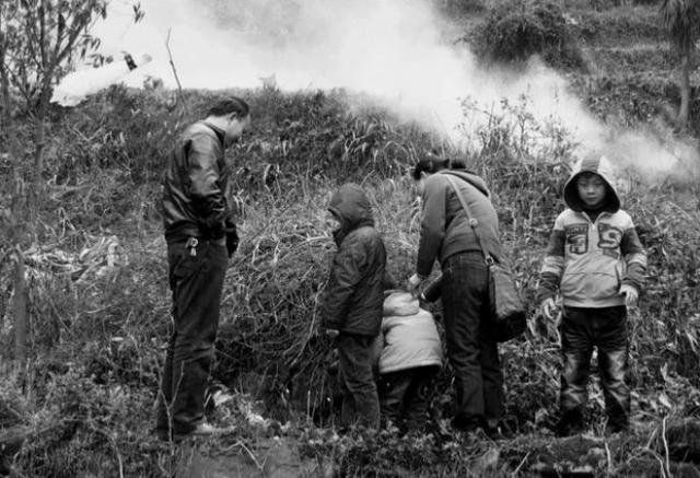 俗语一年不能做两事,一个月上两次坟有什么忌讳