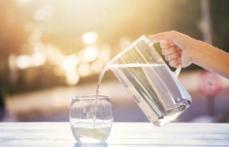 水肿是因为水喝少了还是水喝多了,喝水喝多了水肿是肾有问题吗