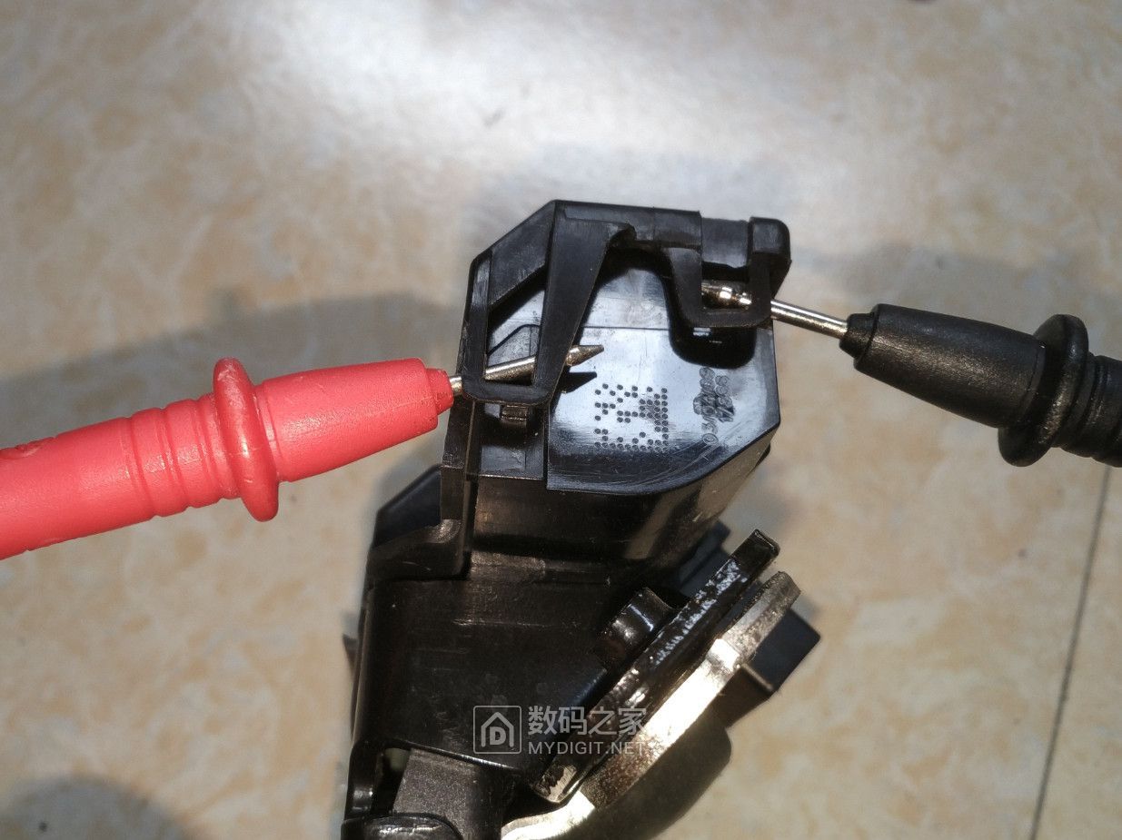 福特嘉年华后备箱锁打不开,福特嘉年华两厢后备箱锁应急开关