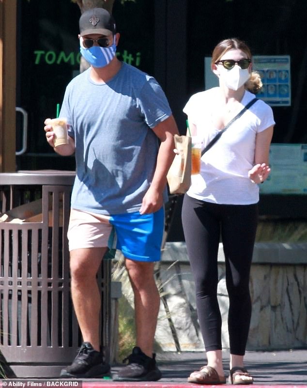 《暮光之城》狼人28岁变油腻大叔，糊8年却情场得意，现状唏嘘