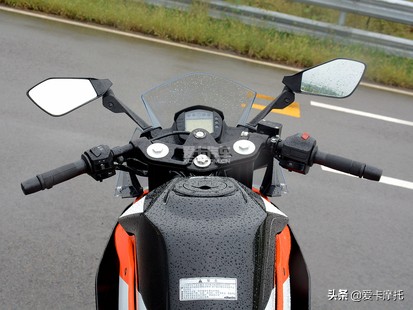 小姐姐骑着粉红色的仿赛摩托车,仿赛摩托车低座推荐