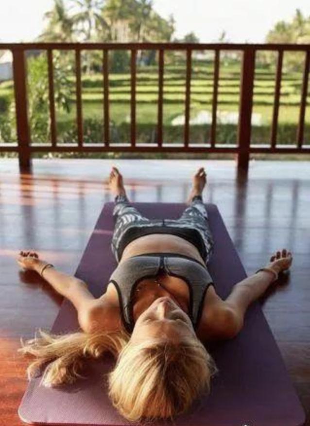 深臀部拉伸和蛙式放松瑜伽,矫正塌腰部瑜伽动作