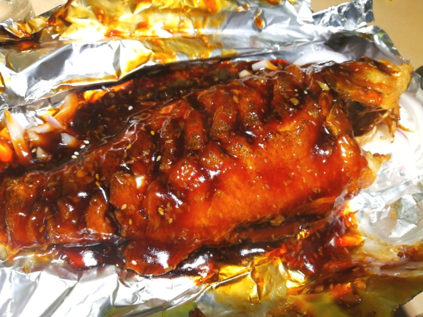 阳春四月夜，8男1女在郑州政七街花680块钱怼烤串，咧两瓶红花郎