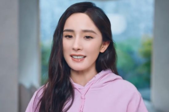 杨幂晒出美照宣传代言新品,杨幂复出水嫩亮相