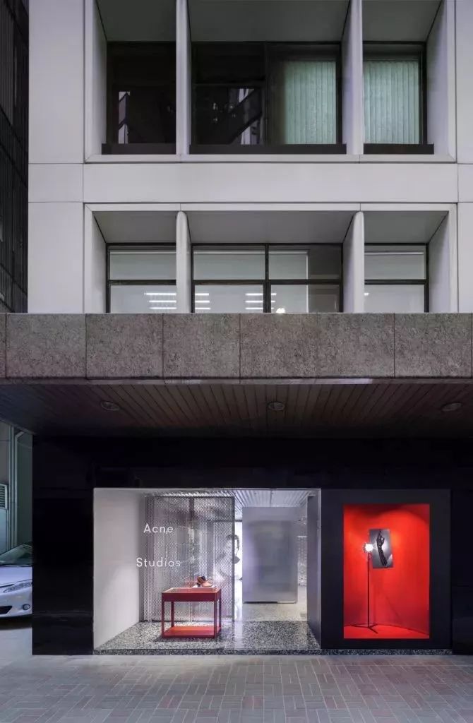 全球仅50多家店、年销售2亿欧元的Acne，门头竟然无LOGO？